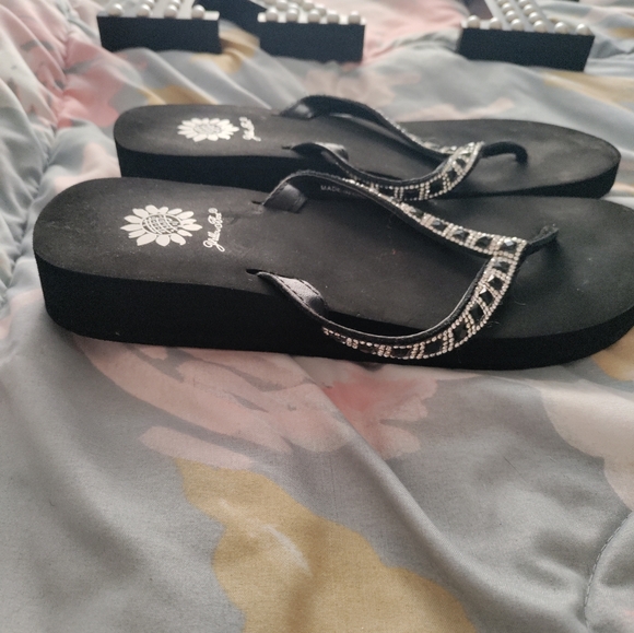 Black gem yellow box flip flops - Picture 3 of 4